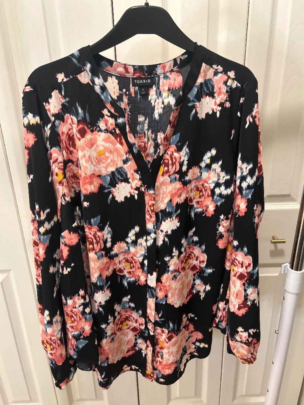 Torrid Black & Floral Button Down Tunic Blouse Size 1